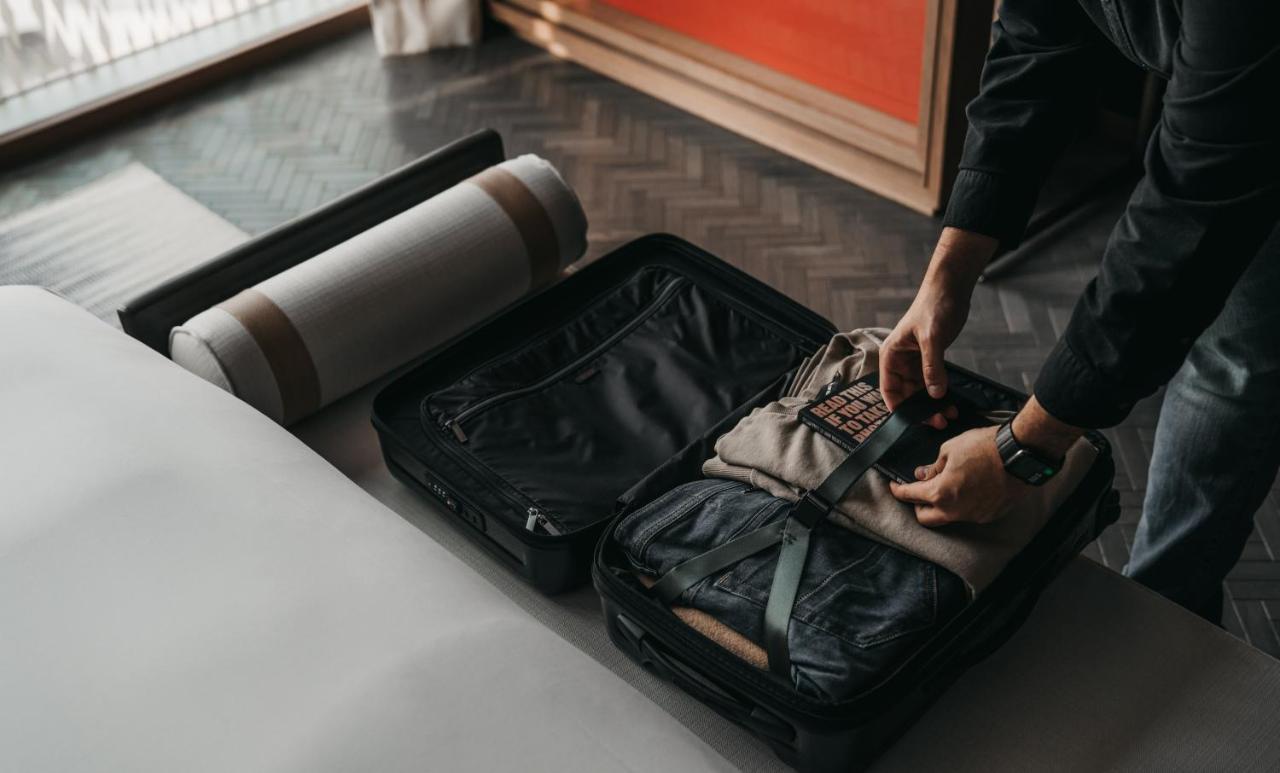 Four Seasons Hotel Kuwait At Burj Alshaya Kuwait City Exterior photo A man packing a suitcase