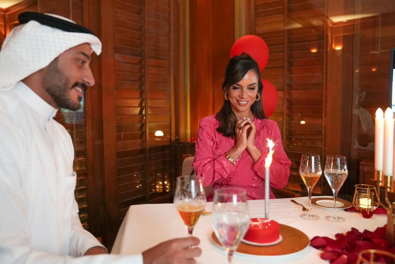 Four Seasons Hotel Kuwait At Burj Alshaya Kuwait City Exterior photo A couple celebrating Valentine's Day in Dubai, United Arab Emirates