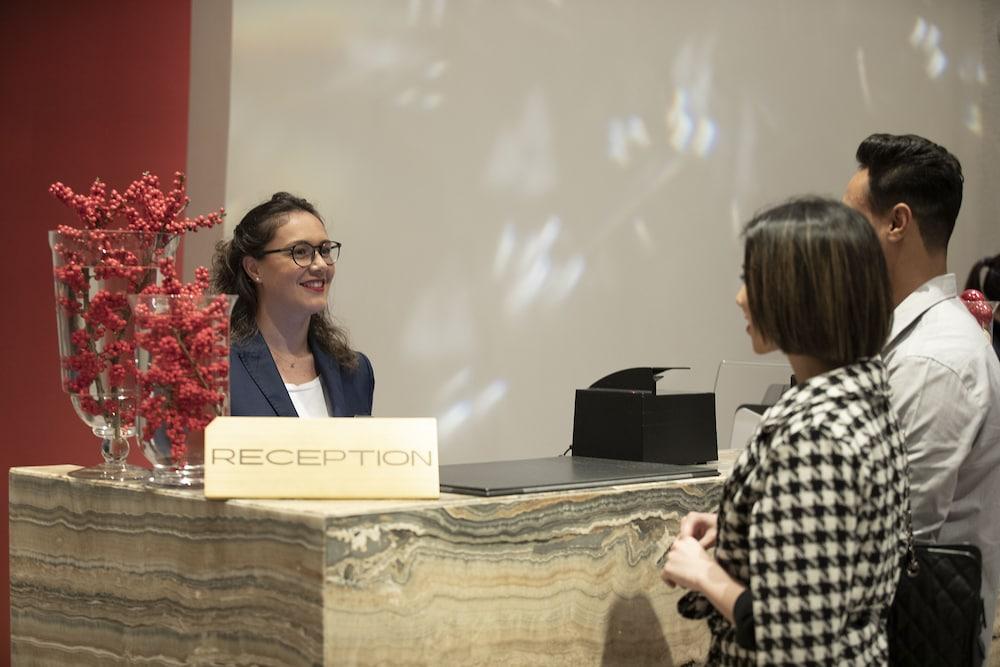 Four Seasons Hotel Kuwait At Burj Alshaya Kuwait City Exterior photo A hotel receptionist